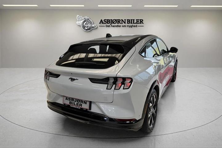 Hvid Ford Mustang Mach-E fra 2024