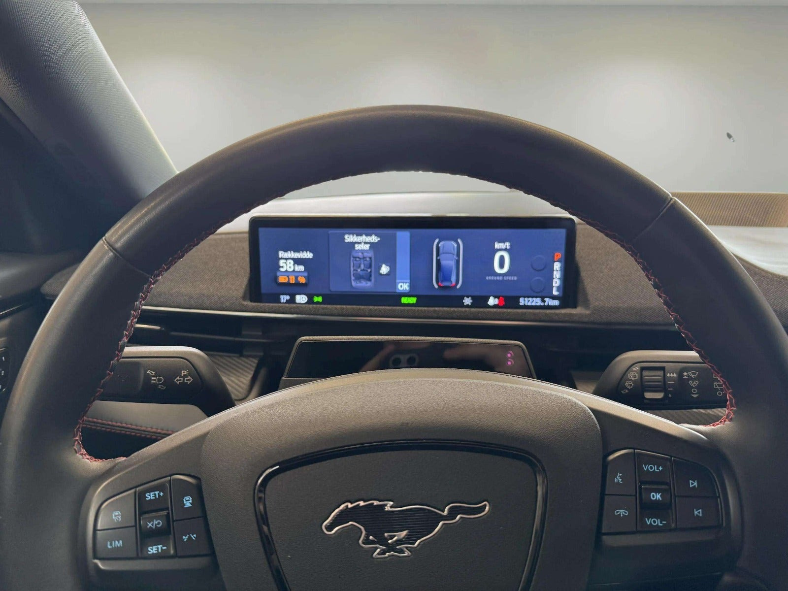 Hvid Ford Mustang Mach-E fra 2024