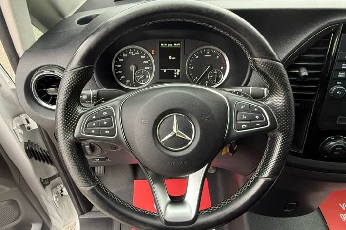 Hvid Mercedes Vito 114 fra 2021