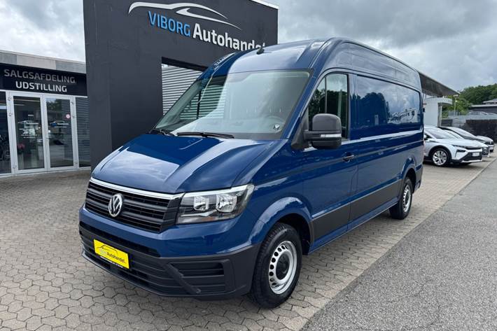 Blå VW Crafter 35 fra 2020 set udefra