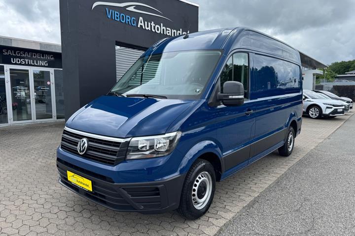 Blå VW Crafter 35 fra 2020 set udefra