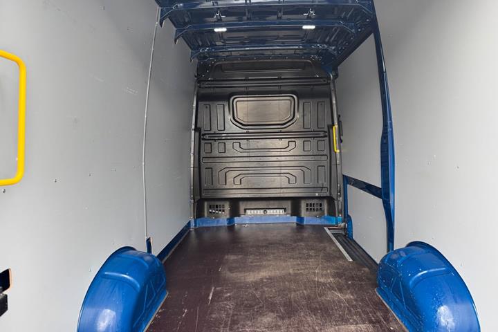 Blå VW Crafter 35 fra 2020