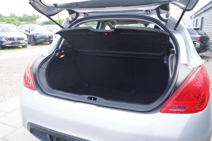 Sølv Peugeot 308 fra 2012