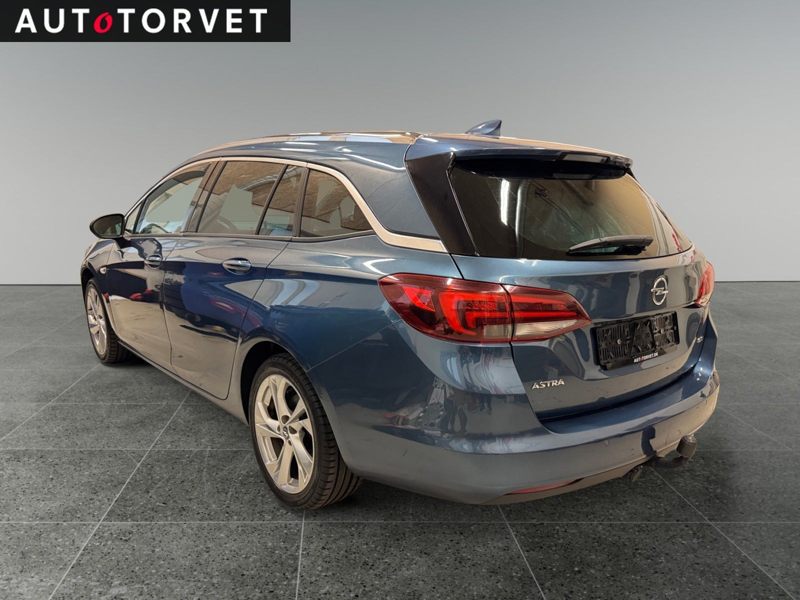 Blå Opel Astra fra 2017