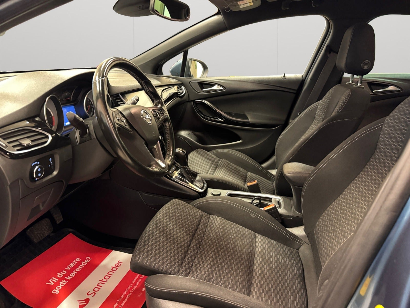 Blå Opel Astra fra 2017