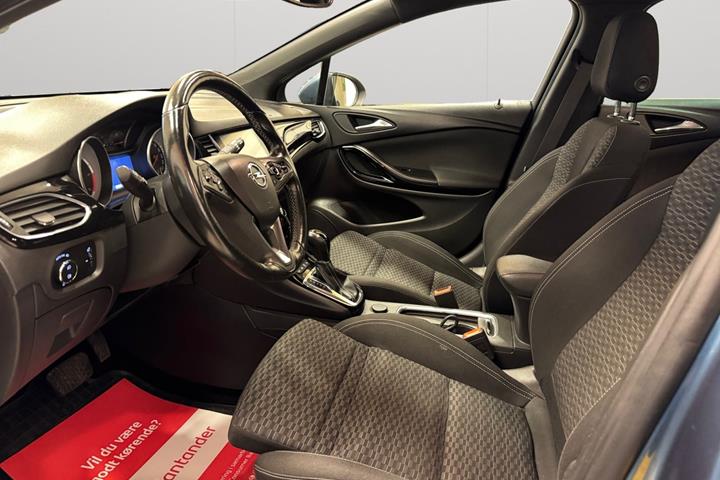 Blå Opel Astra fra 2017