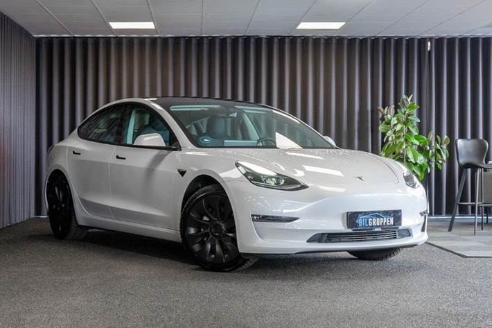 Hvid Tesla Model 3 fra 2021