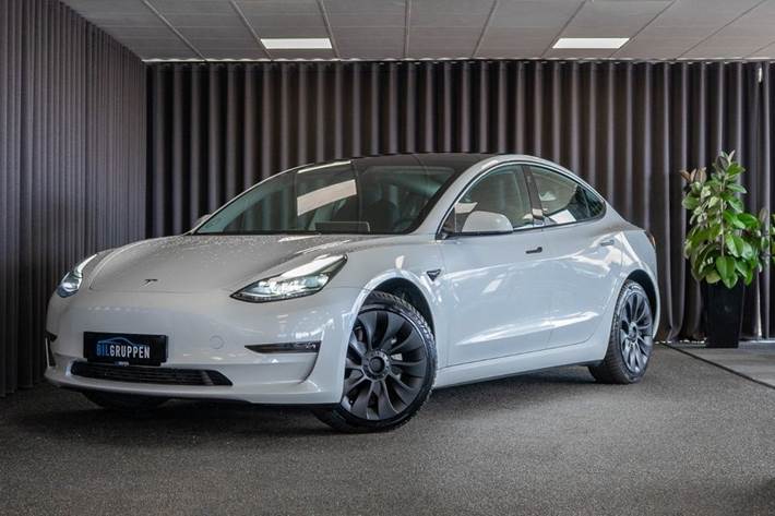 Hvid Tesla Model 3 fra 2021