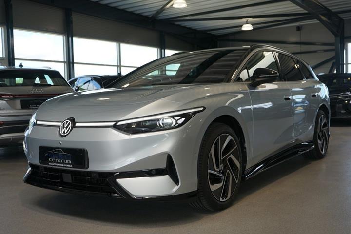 Sølv VW ID.7 fra 2025 set udefra