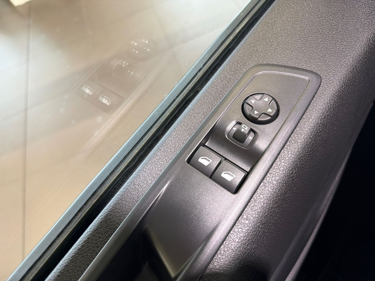 Grå Opel Vivaro-e fra 2023