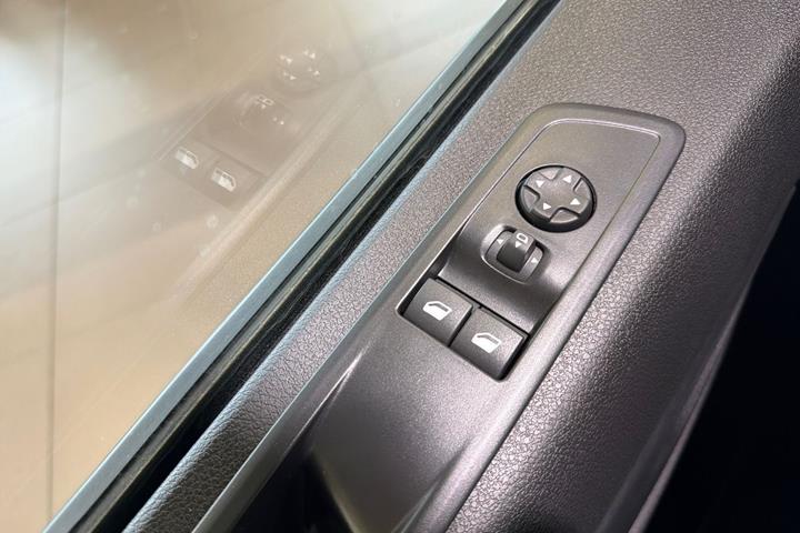Grå Opel Vivaro-e fra 2023