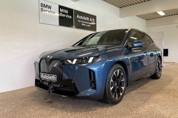 Blå BMW iX fra 2025