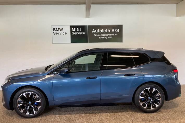 Blå BMW iX fra 2025