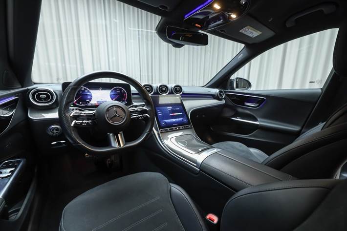 Grå Mercedes C300 d fra 2022 set indefra