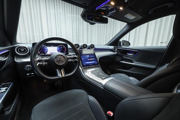 Grå Mercedes C300 d fra 2022 set indefra