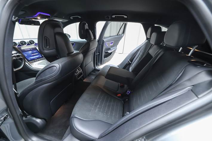 Grå Mercedes C300 d fra 2022 set indefra
