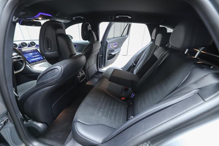 Grå Mercedes C300 d fra 2022 set indefra