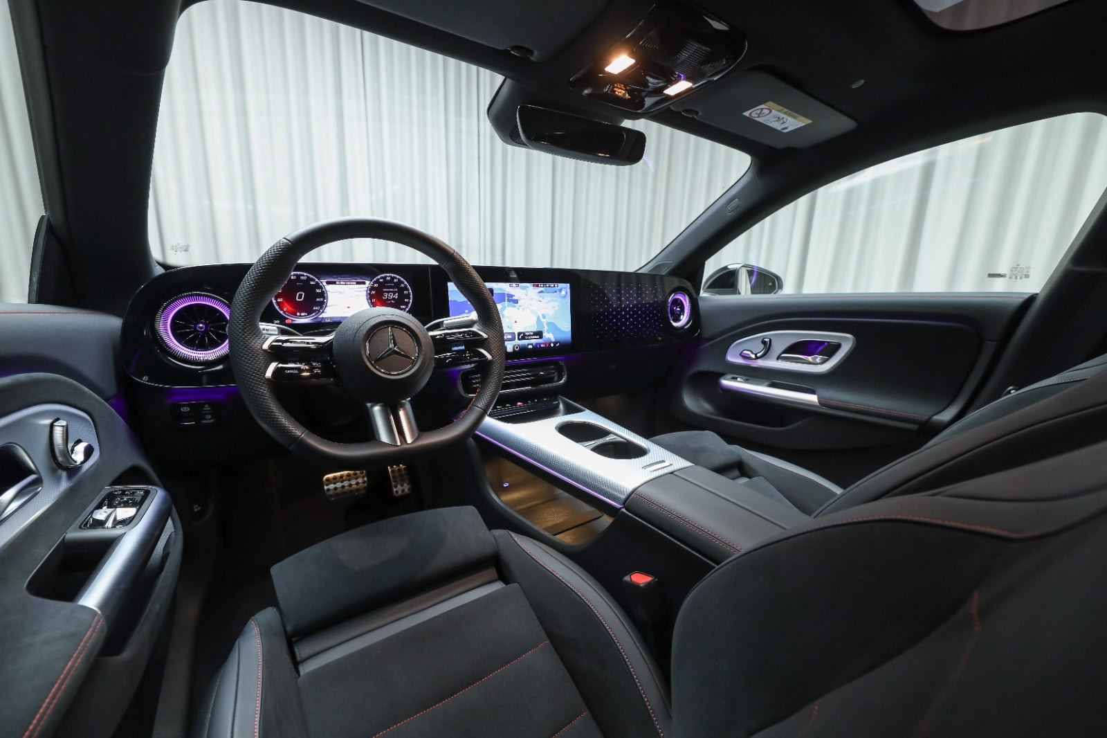 Hvid Mercedes CLA350 fra 2025 set indefra