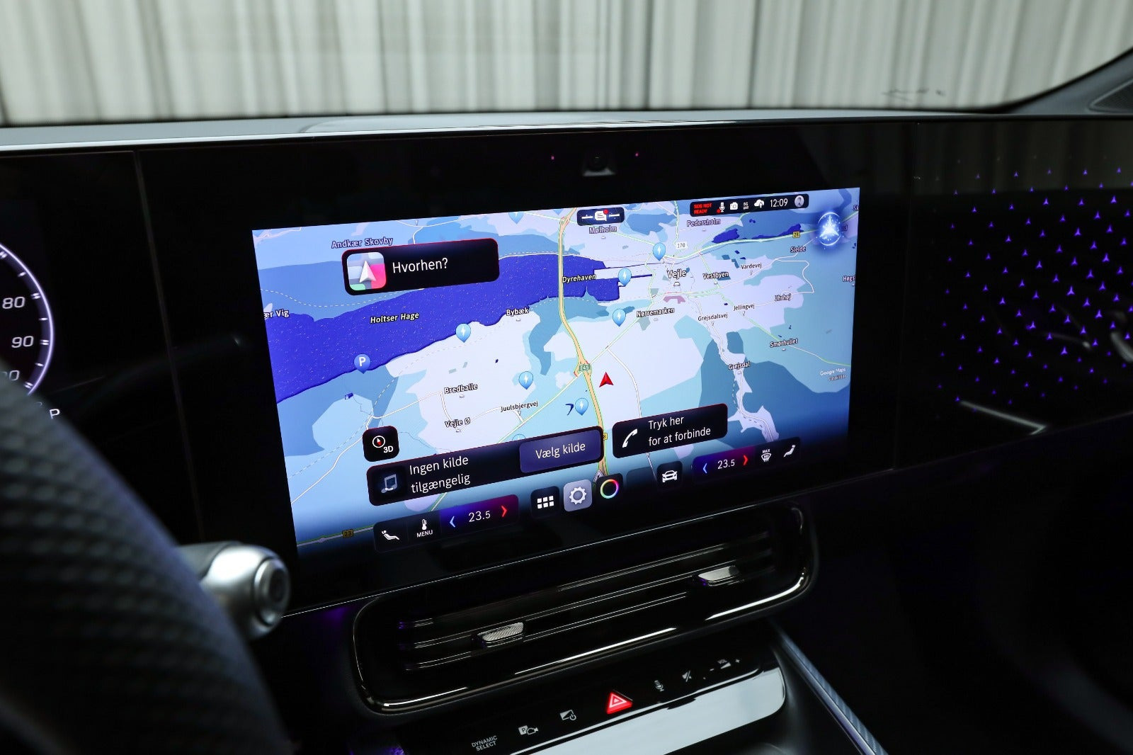 Hvid Mercedes CLA350 fra 2025 set indefra