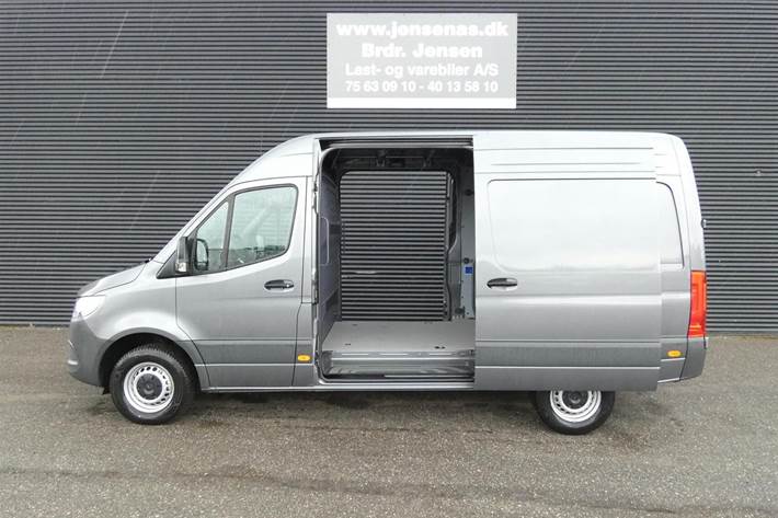 Grå Mercedes Sprinter 317 fra 2025