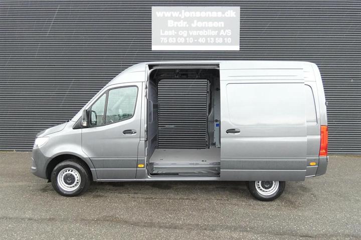 Grå Mercedes Sprinter 317 fra 2025