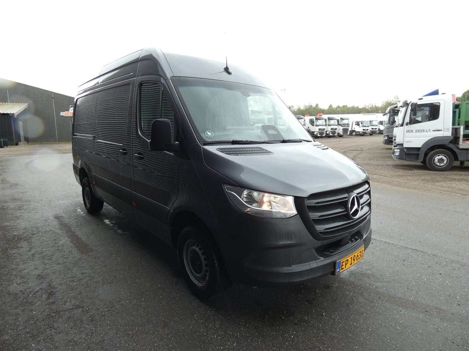 Grå Mercedes Sprinter 317 fra 2025