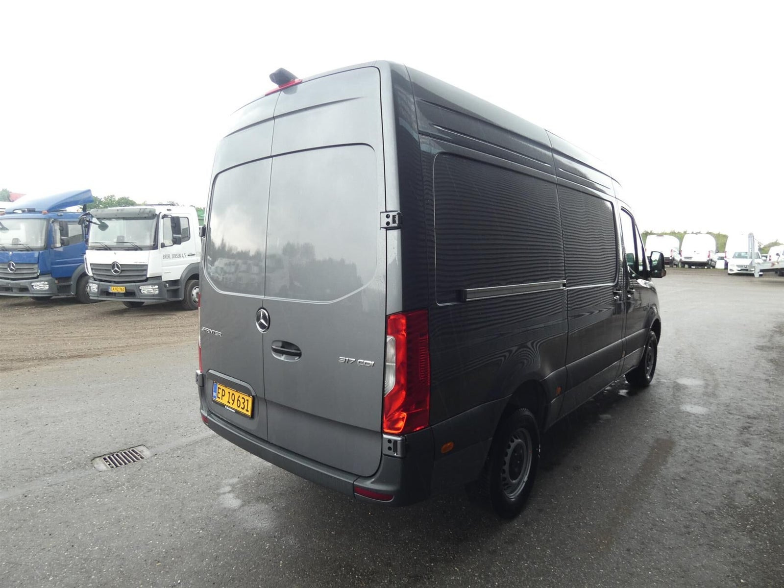 Grå Mercedes Sprinter 317 fra 2025
