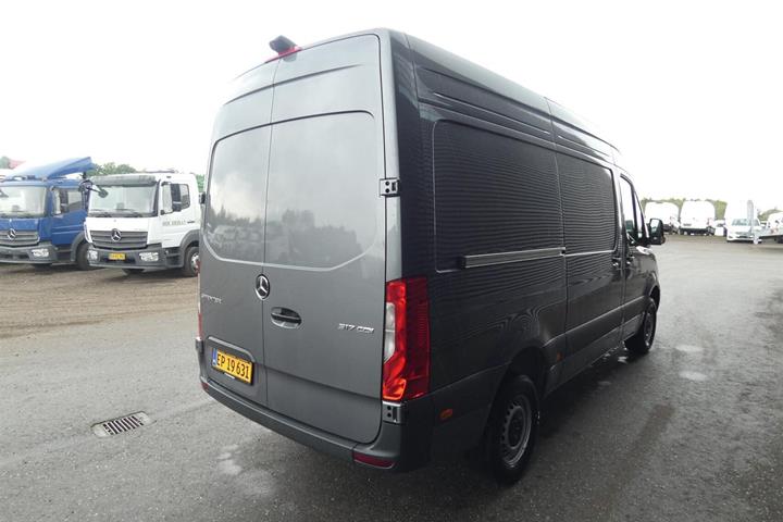 Grå Mercedes Sprinter 317 fra 2025
