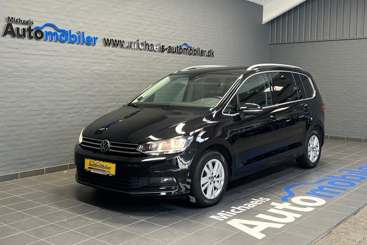 Sort VW Touran fra 2023 set udefra