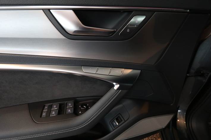 Grå Audi A6 fra 2019