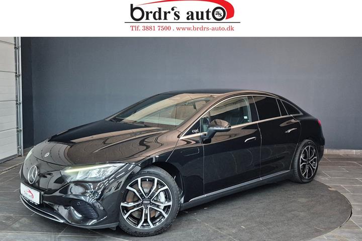 Sort Mercedes EQE350 fra 2023 set udefra