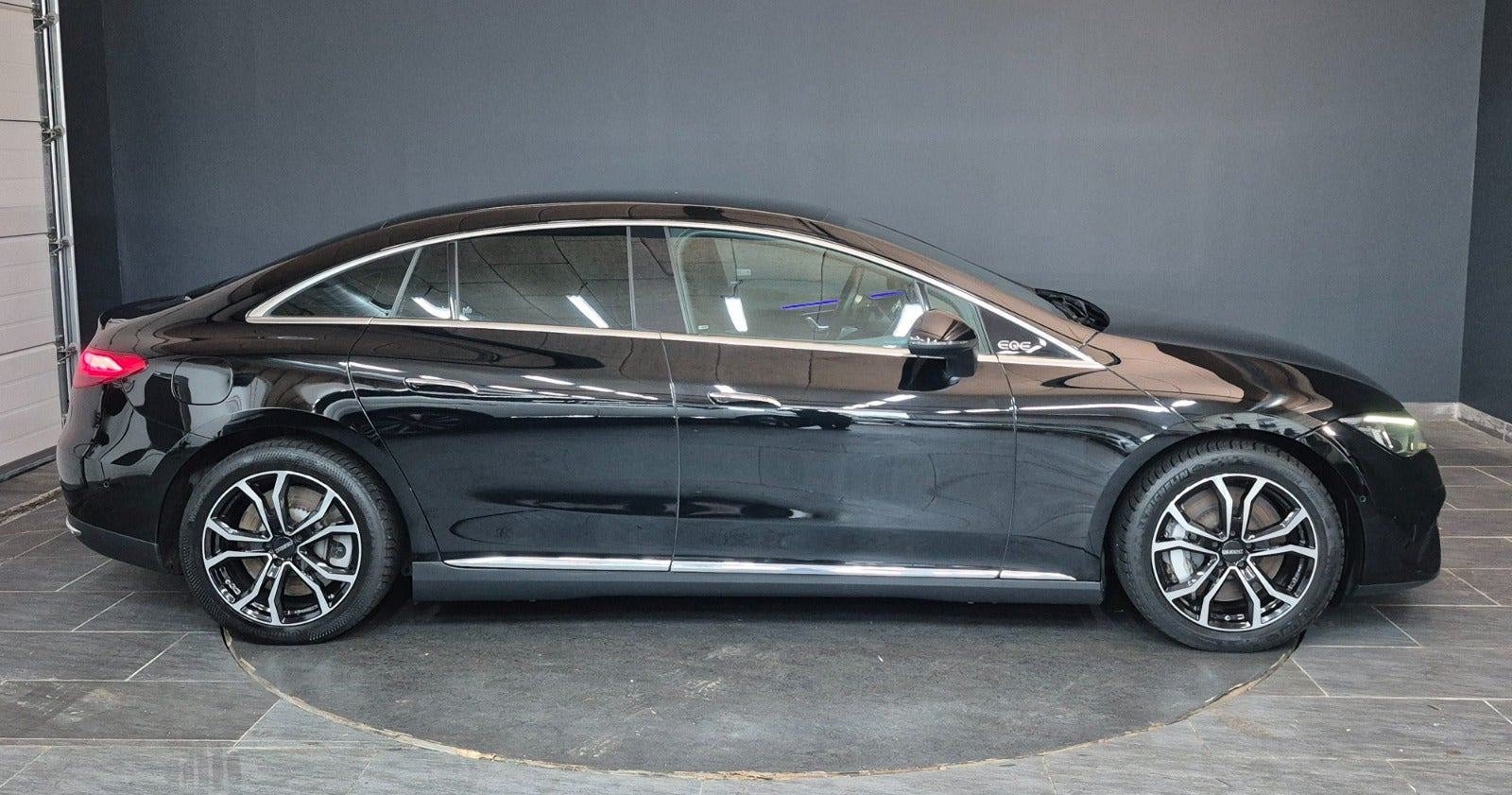 Sort Mercedes EQE350 fra 2023