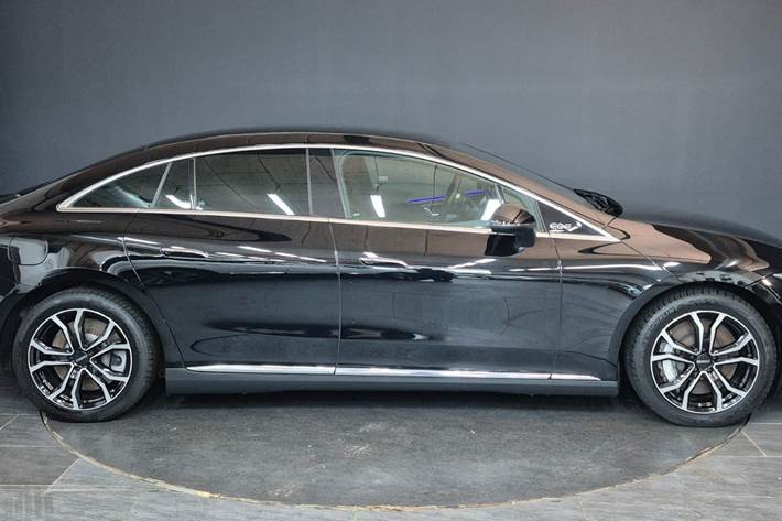 Sort Mercedes EQE350 fra 2023