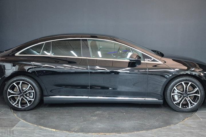 Sort Mercedes EQE350 fra 2023