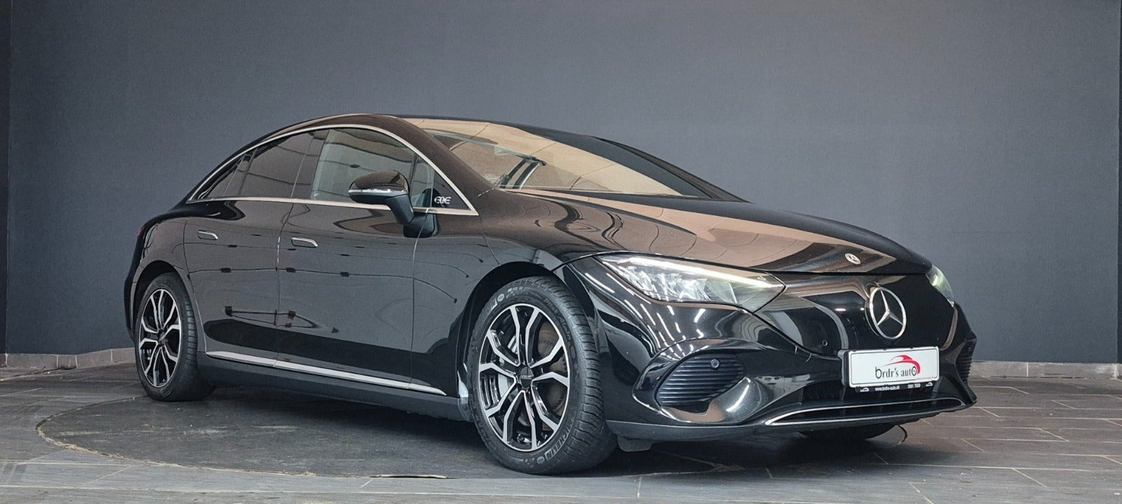 Sort Mercedes EQE350 fra 2023