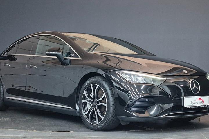 Sort Mercedes EQE350 fra 2023