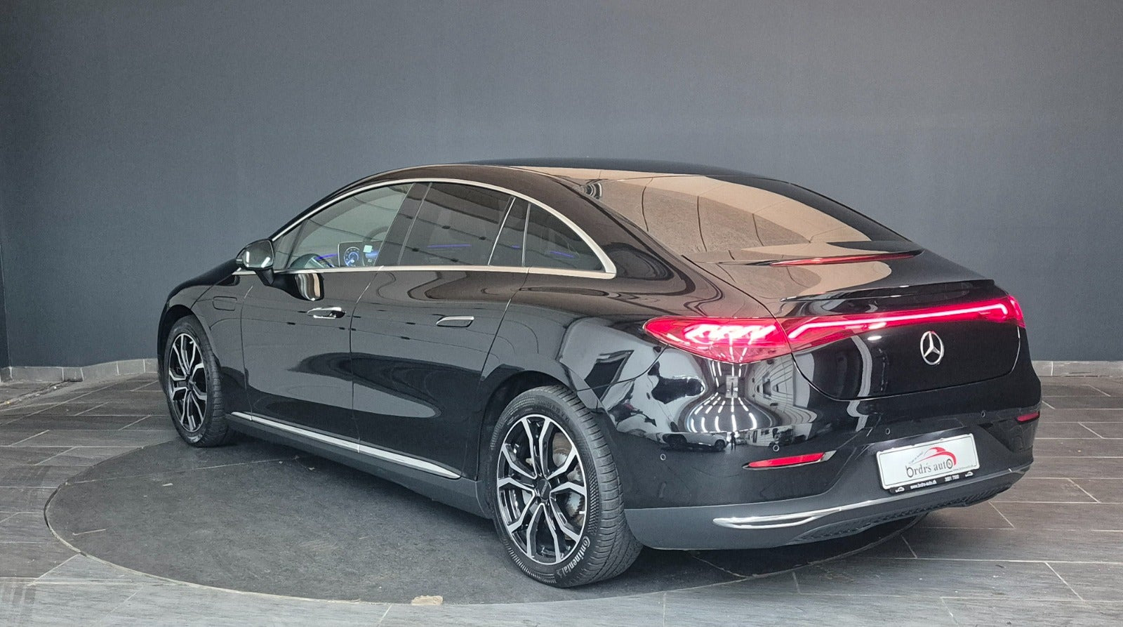 Sort Mercedes EQE350 fra 2023