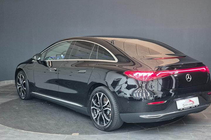 Sort Mercedes EQE350 fra 2023