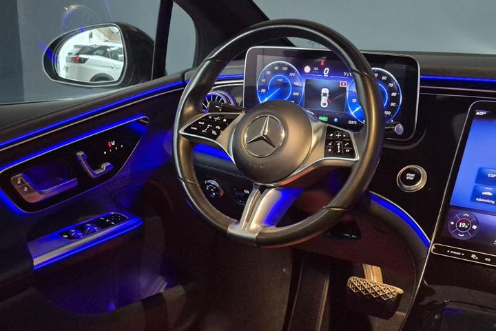 Sort Mercedes EQE350 fra 2023