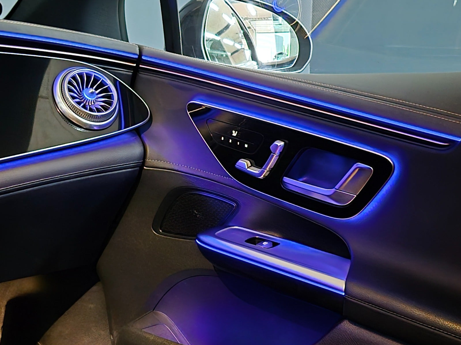 Sort Mercedes EQE350 fra 2023