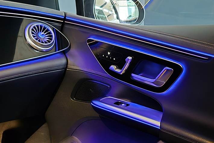Sort Mercedes EQE350 fra 2023