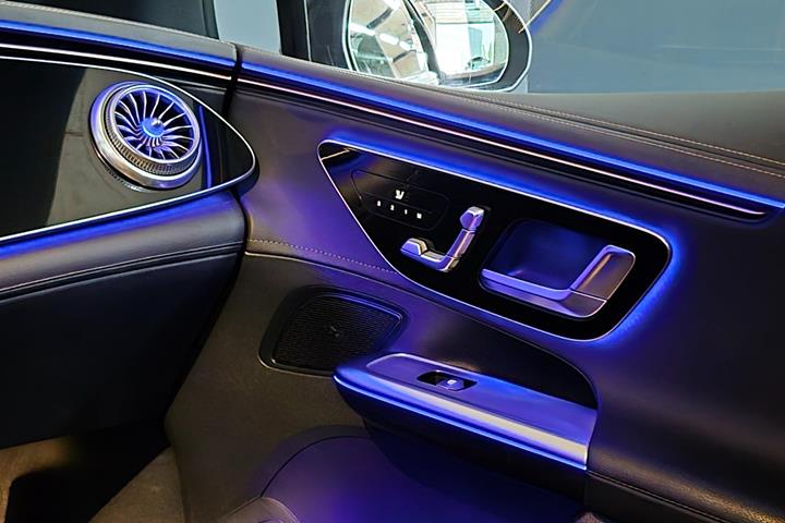 Sort Mercedes EQE350 fra 2023