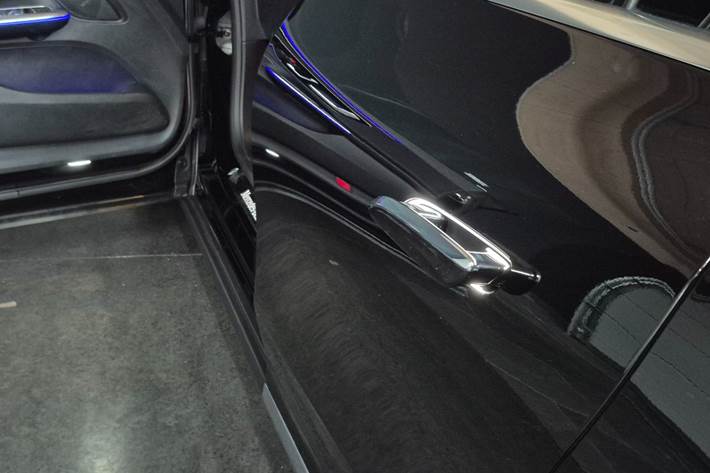Sort Mercedes EQE350 fra 2023