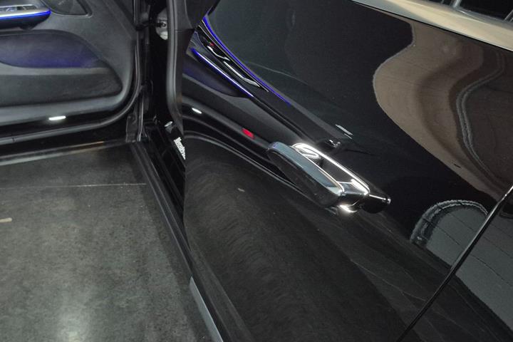 Sort Mercedes EQE350 fra 2023