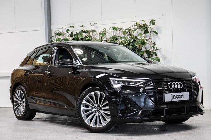 Sort Audi e-tron fra 2021 set udefra