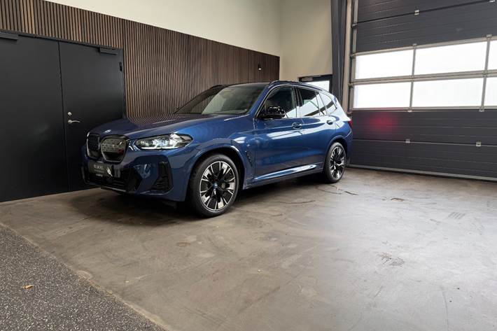Blå BMW iX3 fra 2022