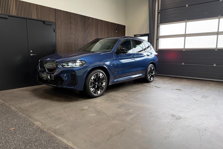 Blå BMW iX3 fra 2022