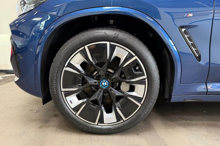 Blå BMW iX3 fra 2022