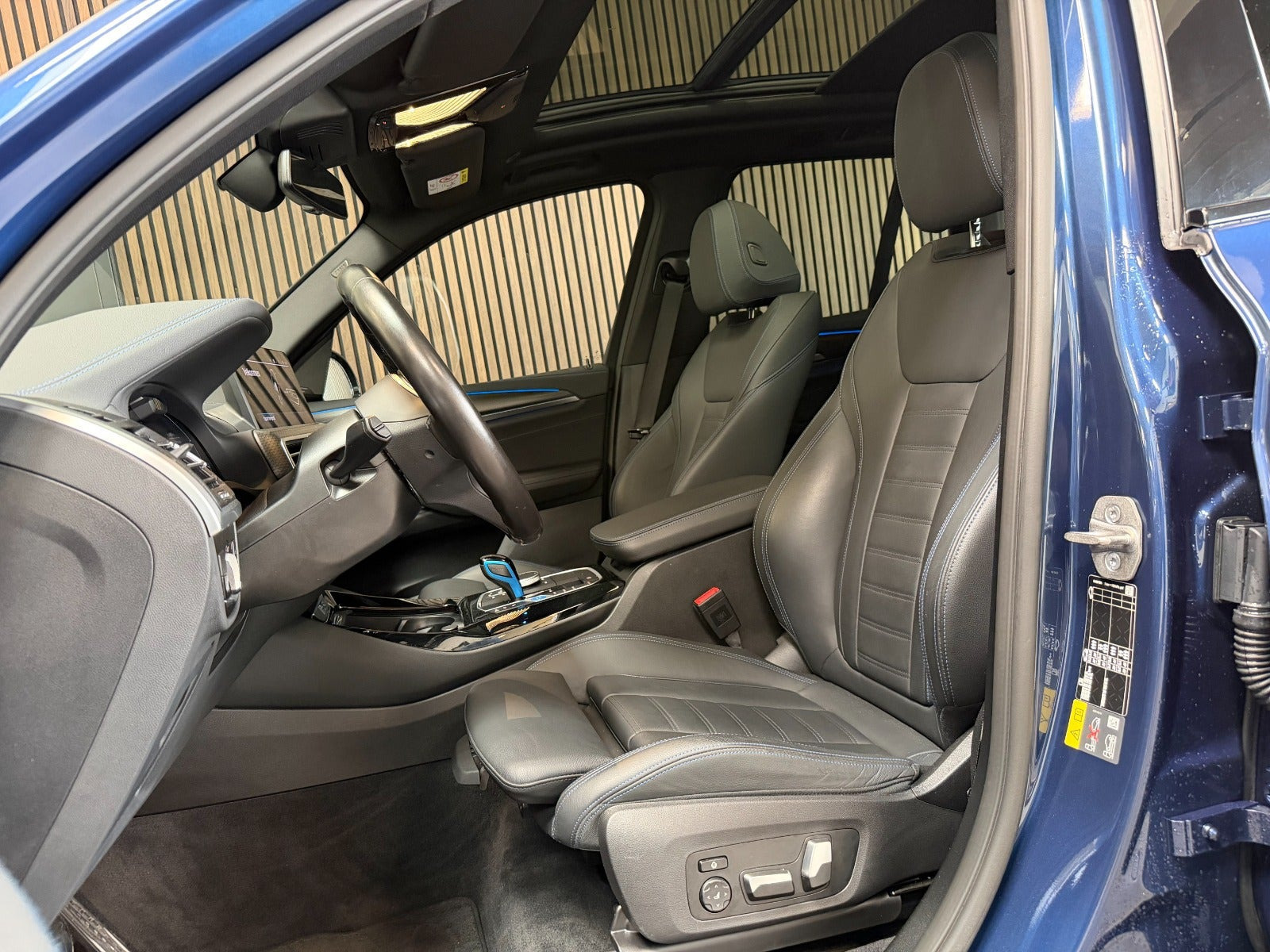 Blå BMW iX3 fra 2022