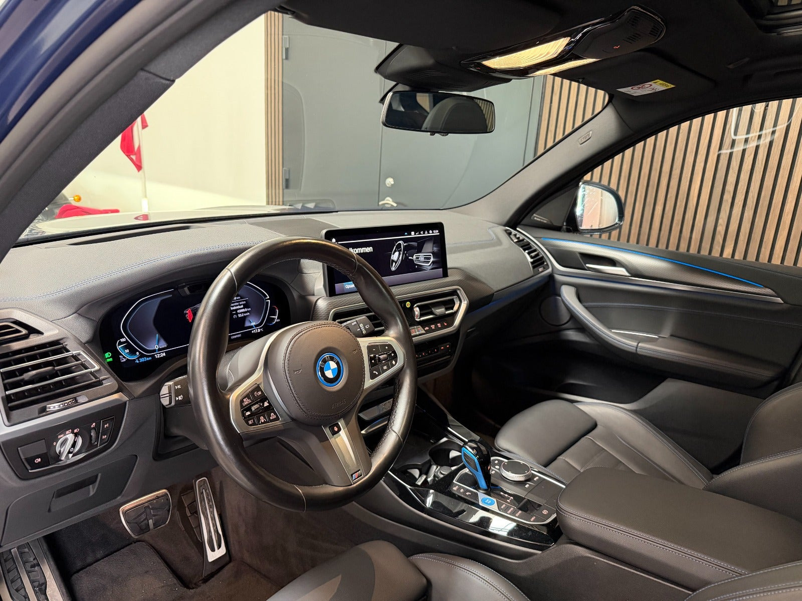 Blå BMW iX3 fra 2022